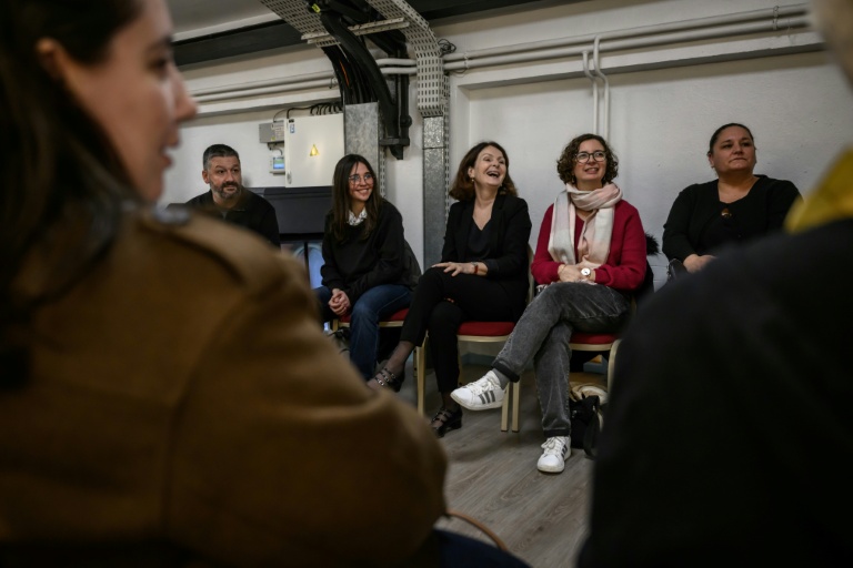 La psychiatre Nathalie Bounhoure (c) avec des patients psychiatriques après une répétition de l'orchestre de Toulouse, le 10 février 2026 à Toulouse