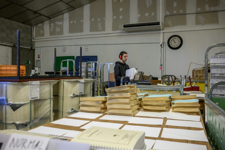 Un employé au Centre de transcription et d'édition en Braille (CTEB) à Toulouse le 28 janvier 2026