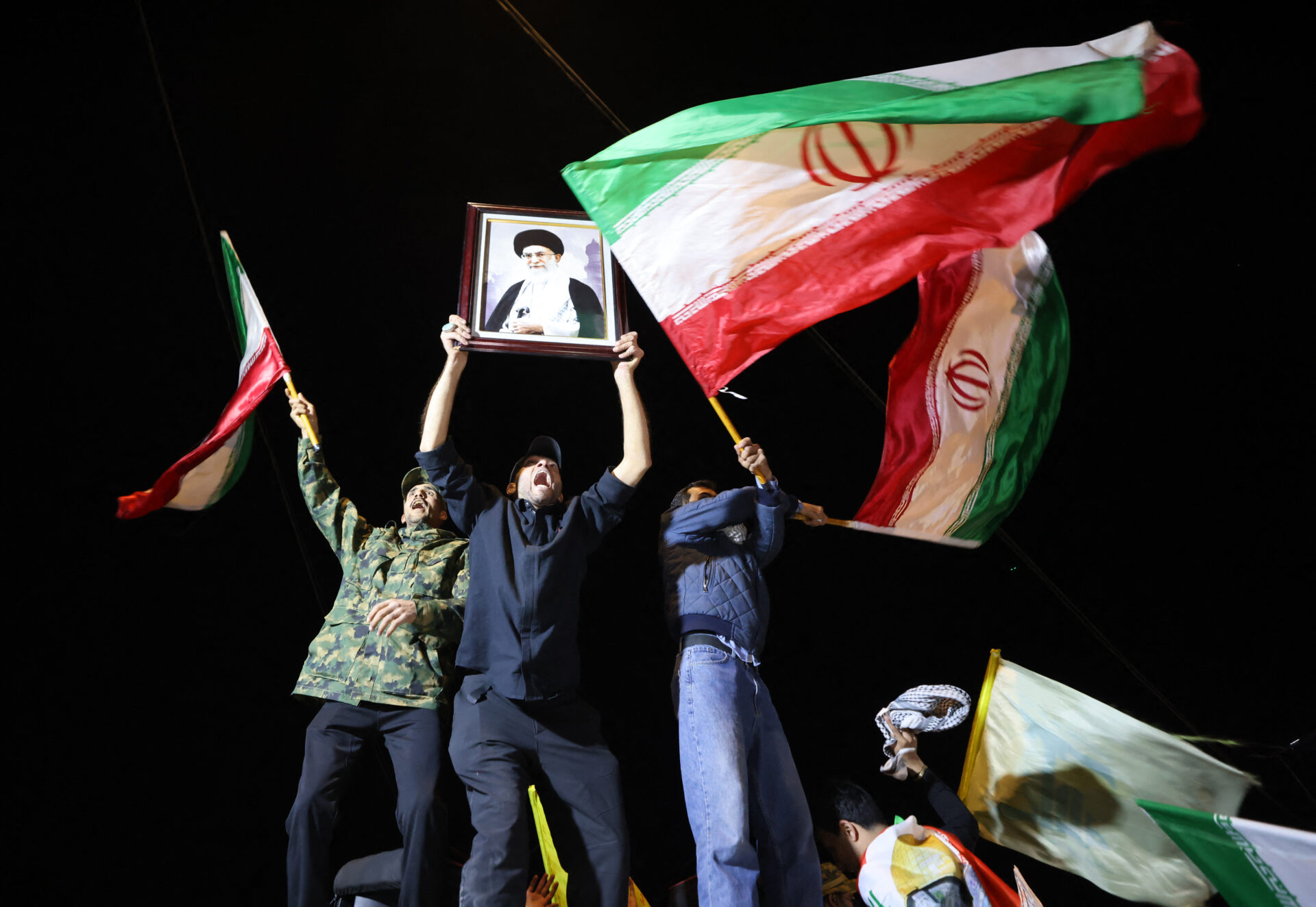 Des chiites irakiens scandent des slogans en portant un portrait du Guide suprême de l’Iran, l’ayatollah Ali Khamenei lors d’une manifestation contre les attaques américaines et israéliennes contre l’Iran