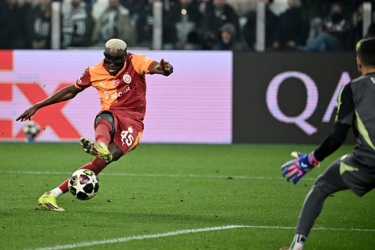 L'attaquant nigérian de Galatasaray Victor Osimhen marque le but de la qualification de son équipe face à la Juventus Turin, en barrage retour de la Ligue des champions, le 25 février 2026