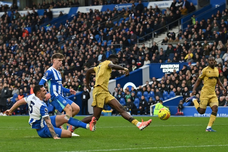 L'attaquant de Crystal Palace Ismaila Sarr inscrit un but face à Brighton, à Brighton, le 8 février 2026