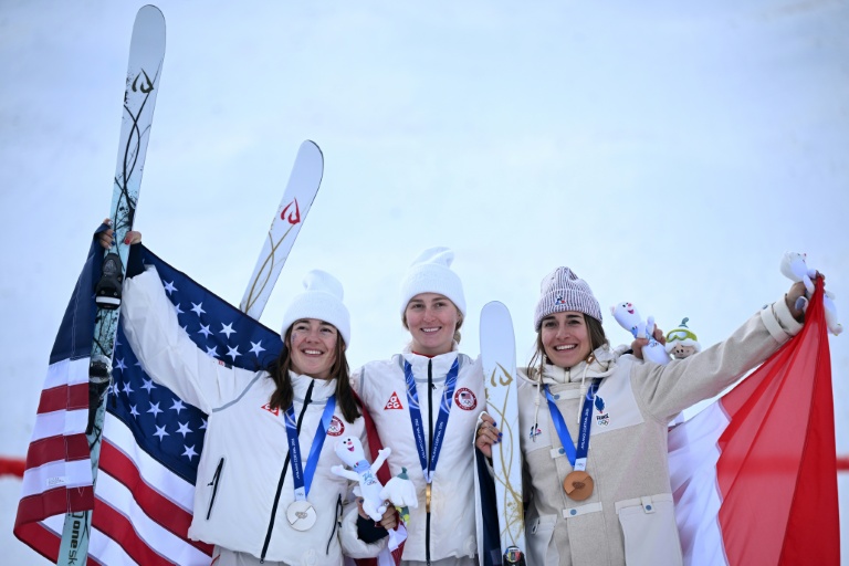 Les Américaines Jaelin Kauf, en argent (à gauche) et Elizabeth Lemley, en or, (au centre) et la Française Perrine Laffont, en bronze (à droite) sur le podium du ski de bosses, le 11 février aux JO de Milan Cortina