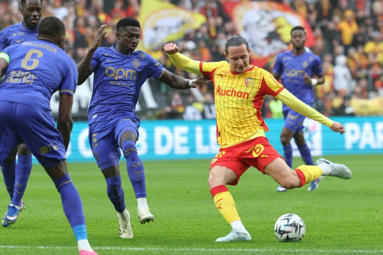 Le Lensois Florian Thauvin balle au pied lors de la défaite du leader de Ligue 1 face à Monaco (3-2), le 21 février au stade Bollaert