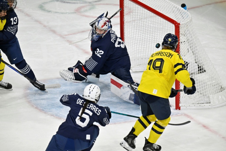 La Suédoise Sara Hjalmarsson marque contre la gardienne française Alice Philbert, le 8 février 2026 à Milan