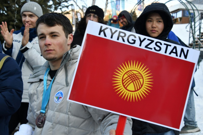 Le skieur alpin Timour Chakirov défile le 28 janvier 2026 au Kirghizstan