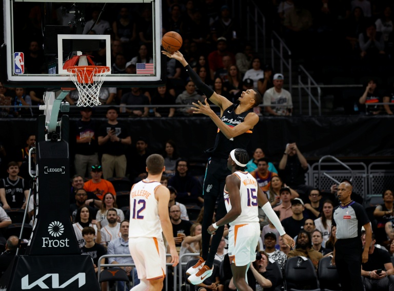 Victor Wembanyama marque un panier lors du match NBA des San Antonio Spurs contre les Phoenix Suns, le 19 février 2026 à Austin
