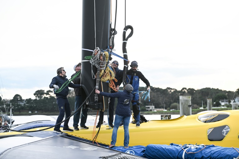 Le skipper du Gitana 18 et les membres de son équipe, lors de la mise à l'eau du maxi trimaran, le 14 février 2026 à Lorient