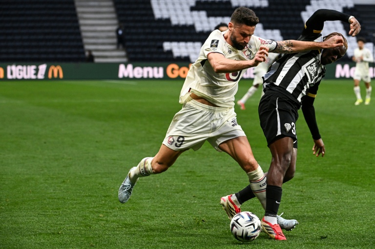 L'avant-centre lillois Olivier Giroud (G) buteur lors de la victoire à Angers 1-0, le 22 février 2026 en Ligue 1
