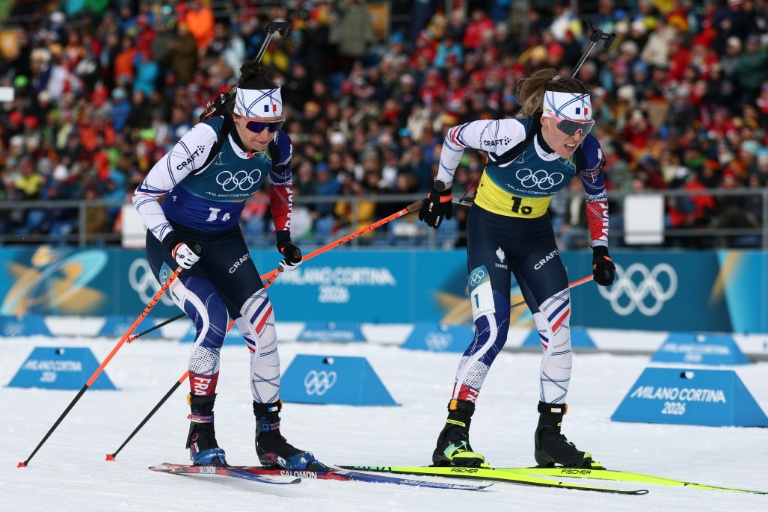 La Française Océane Michelon passe le relais à Julia Simon dans le relais de biathlon féminin des JO-2026 à Anterselva le 18 février 2026 en Italie
