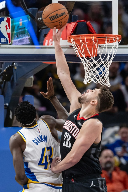 Alperen Sengun (d.), le pivot turc des Houston Rockets, bloque le tir de Pascal Siakam (g.), l'ailier fort camerounais des Indiana Pacers, lors d'une rencontre de NBA, à Indianapolis, le 2 février 2026