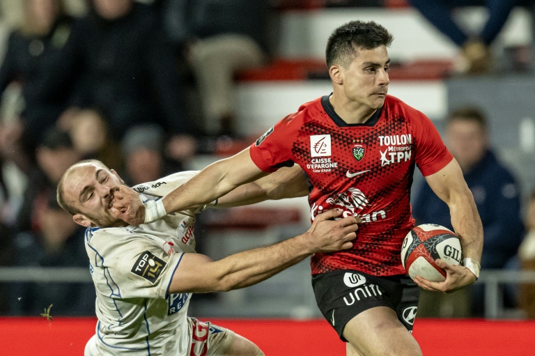 L'arrière de Toulon Tomas Albornoz (D) au duel avec le troisième ligne de Clermont Anthime Hemery, à Toulon, le 14 février 2026