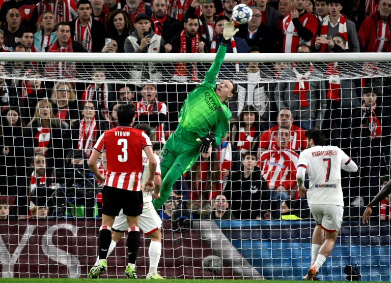 Le gardien russe du Paris SG Matveï Safonov réussit un arrêt lors d'un match de Ligue des champions face à l'Atletic Bilbao, le 10 décembre 2025, à Bilbao