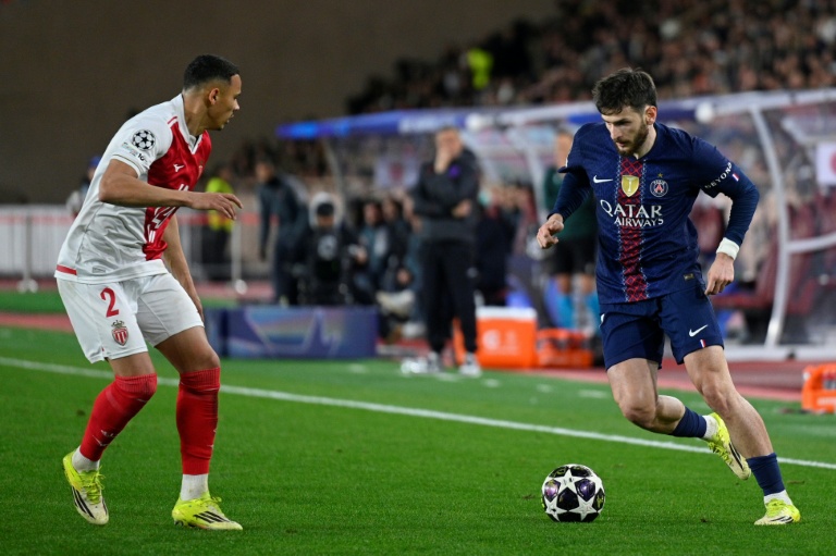 L'attaquant du PSG Khvicha Kvaratskhelia tente de dribbler le défenseur de Monaco Vanderson, lors du barrage aller de Ligue des champions, à Monaco, le 
17 février 2026