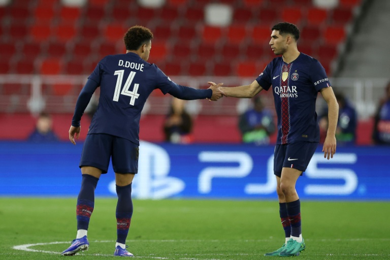 Désiré Doué et Achraf Hakimi tous deux buteurs contre Monaco en barrage aller de la Ligue des champions au stade Louis II, le 17 février 2026