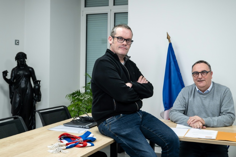 Arnaud Pageaud (D) et Jérome Squelard (G), les deux maires de la commune de Teillé, en Loire-Atlantique, le 10 février 2026