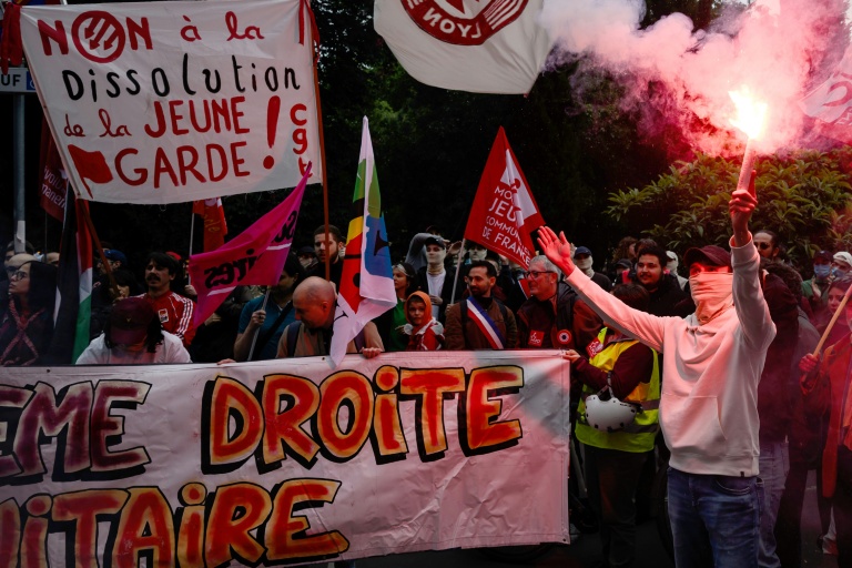 Manifestation contre la dissolution de La Jeune Garde, organisation antifasciste d'extrême gauche, près de la préfecture de Lyon, le 6 mai 2025 dans le Rhône