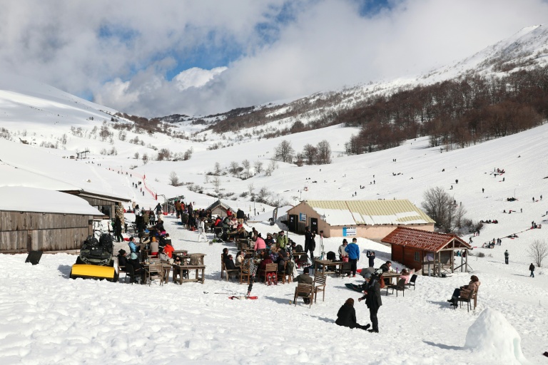 Des clients au restaurant-bar de la station de ski corse de Val d'Ese, à Bastelica, à 50 km d'Ajaccio, le 15 février 2026
