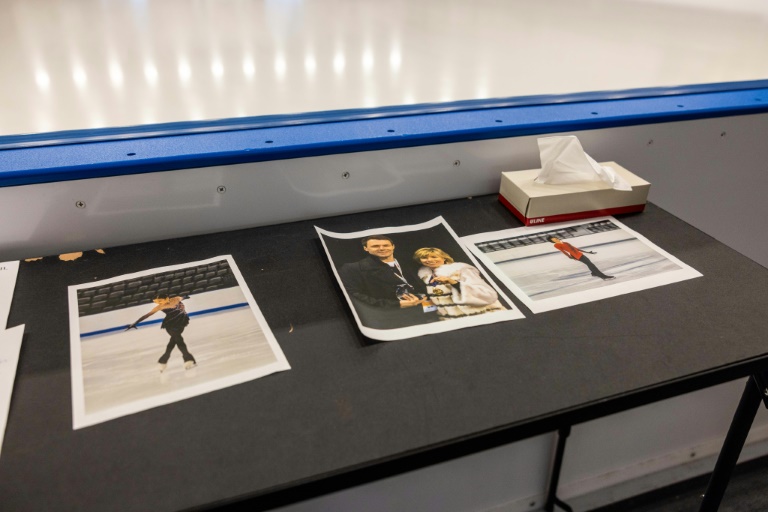 Des photos en hommage aux victimes du crash d'un avion à Washington, au Skating Club de Boston, le 30 janvier 2025