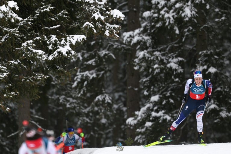 La Française Camille Bened lors du relais du biathlon féminin des JO-2026 à Anterselva le 18 février 2026 en Italie