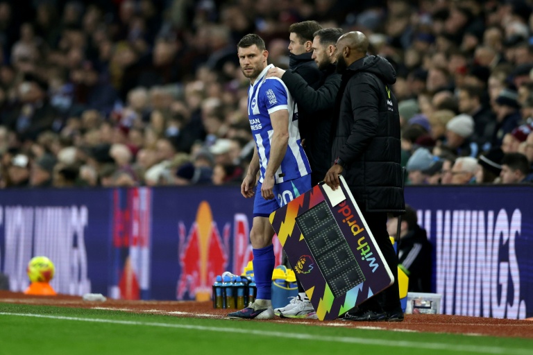 Le joueur de Brighton James Milner entre en jeu contre Aston Villa, égalant le nombre de matches de Premier League disputés par un seul joueur, le 11 février 2026 à Birmingham