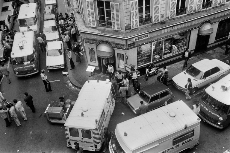 Les secours devant la rue des Rosiers le jour de l'attentat le 9 août 1982 à Paris