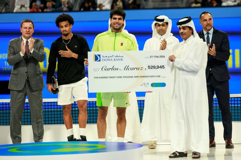 Carlos Alcaraz (C) et Arthur Fils (2e à G) les finalistes du tournoi ATP 500 de Doha, remporté par l'Espagnol numéro un mondial, le 21 février 2026
