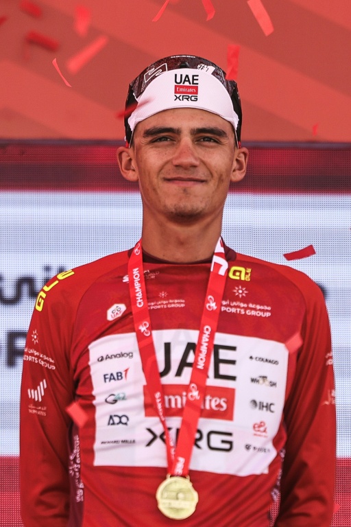 Le coureur mexicain Isaac Del Toro, de l'équipe UAE Team Emirates, célèbre sa victoire lors de la première étape du Tour des Émirats arabes unis, qui s'est déroulée le 16 février 2026, entre Madinat Zayed Majlis et le palais de Liwa, à Abou Dhabi