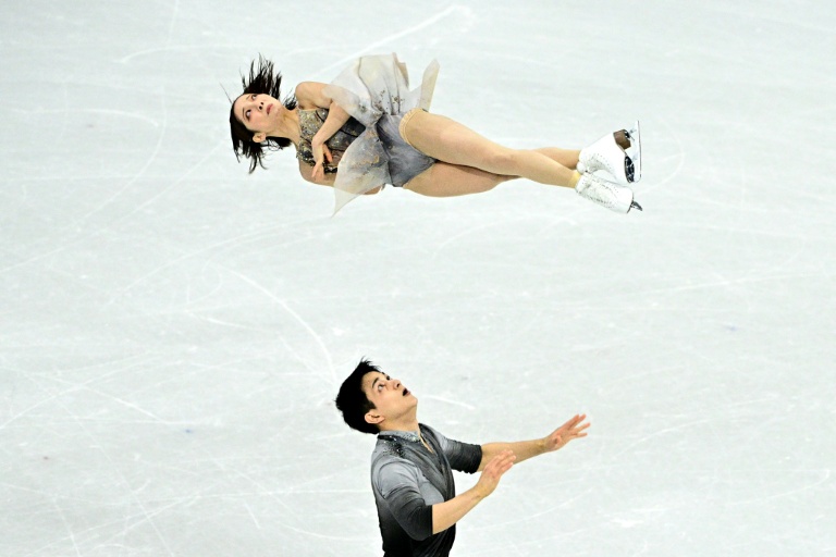 Les Japonais Riku Miura et Ryuichi Kihara pendant la finale de l'épreuve de couples de patinage artistique des JO de Milan Cortina lundi à Milan.