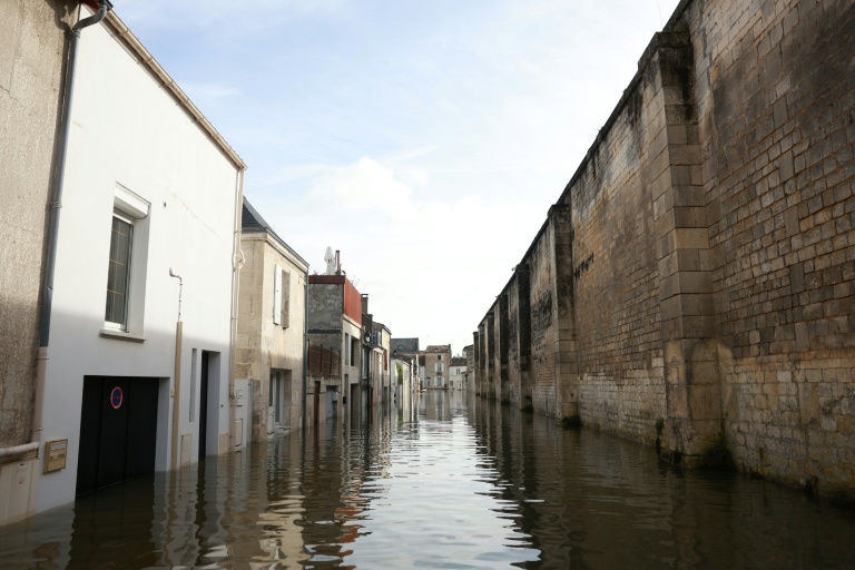 Vue d'une rue inondée, le 18 février 2026 à Saintes, en Charente-Maritime