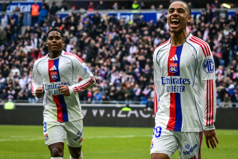 Le jeune milieu danois de Lyon Noah Nartey (à droite) après son but contre le LOSC en L1 le 1er février 2026 au  Groupama Stadium de Decines-Charpieu en France