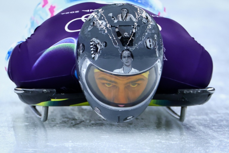 L'Ukrainien Vladislav Heraskevych à l'entraînement sur la piste de skeleton de Cortina le 9 février 2026. Refusant de renoncer à son casque rendant hommage à des coéquipiers victimes de l'invasion russe, il est disqualifié par le CIO au nom du principe de neutralité