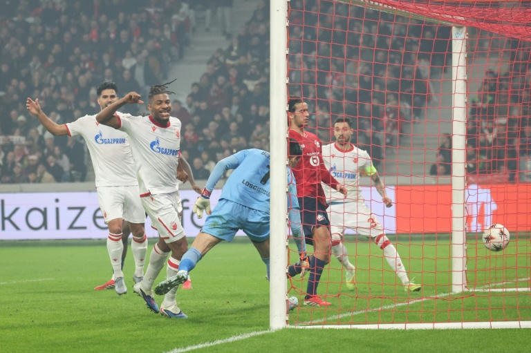 Le défenseur de l'Etoile Rouge Franklin Tebo Uchenna inscrit un but face à Lille, à Villeneuve d'Ascq, le 19 février 2026
