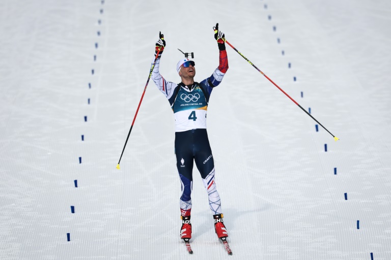 Le biathlète français Emilien Jacquelin décroche la médaille de bronze de la poursuite, aux JO de Milan Cortina, le 15 février 2026 à Anterselva