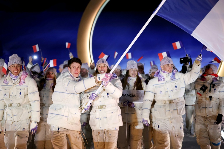 Clément Noel et Chloé Trespeuch, porte-drapeaux de la délégation française lors de la cérémonie d'ouverture des JO-2026 le 6 février 2026 à Livigno