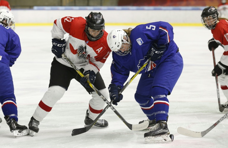 L'attaquante de l'équipe de France de hockey sur glace Estelle Duvin (à droite) prend un engagement contre Denise Altmann lors d'un match contre l'Autriche, au Championnat du monde de Division 1, le 18 avril 2017 à Graz, en Autriche