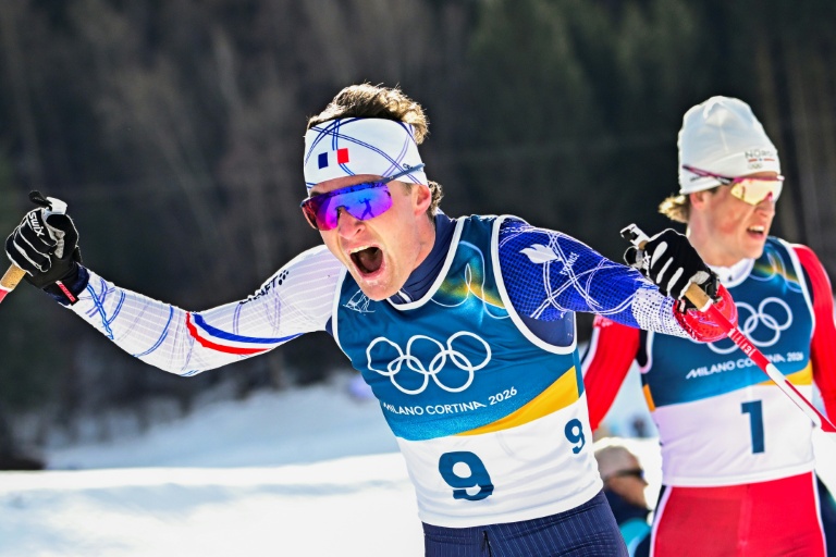 Le Français Mathis Desloges et le Norvégien Johannes Klaebo après le skiathlon des JO-2036 le 8 février 2026 à Tesero
