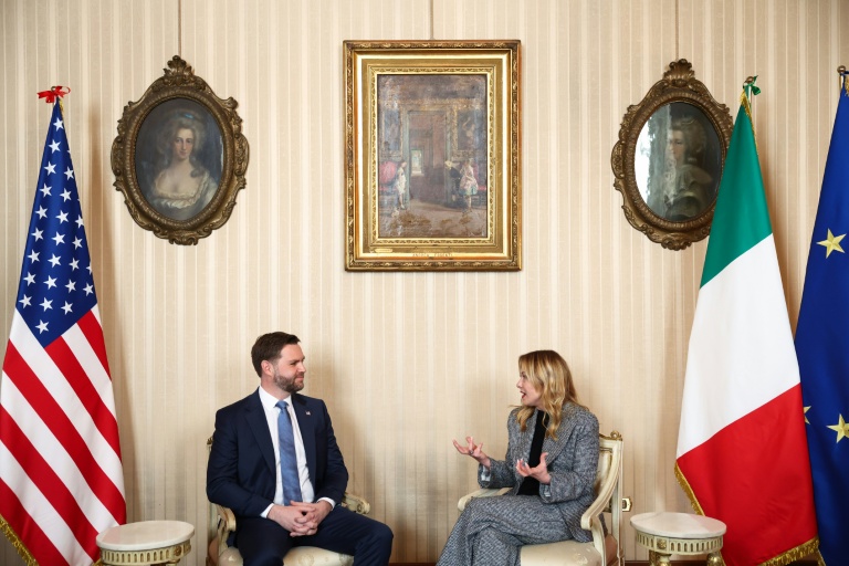 La première ministre italienne Giorgia Meloni et le vice-président américain JD Vance lors d'une rencontre dans le cadre de sa visite aux Jeux olympiques d'hiver de Milan-Cortina 2026, le 6 février 2026 à Milan