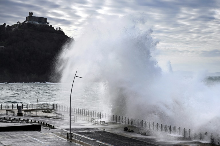 De grandes vagues s'abattent sur la promenade de Saint-Sébastien, dans le nord-ouest de l'Espagne, le 12 février 2026