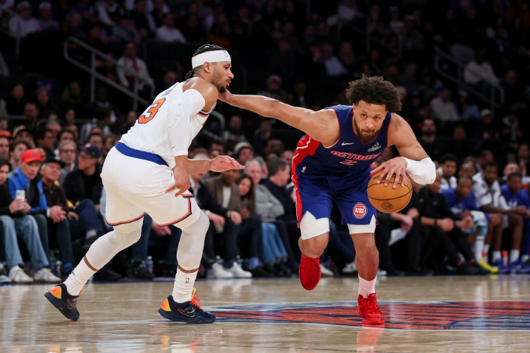 Cade Cunningham (d) face à Josh Hart lors du match NBA des Detroit Pistons contre les New York Knicks, le 19 février 2026 à New York