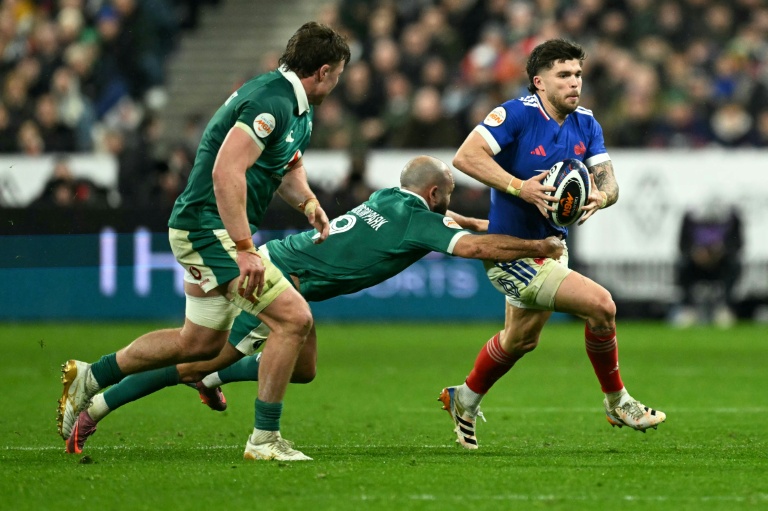 Le demi d'ouverture Matthieu Jalibert plaqué par le demi de mêlée irlandais Jamison Gibson-Park, à Saint-Denis, le 5 février 2026