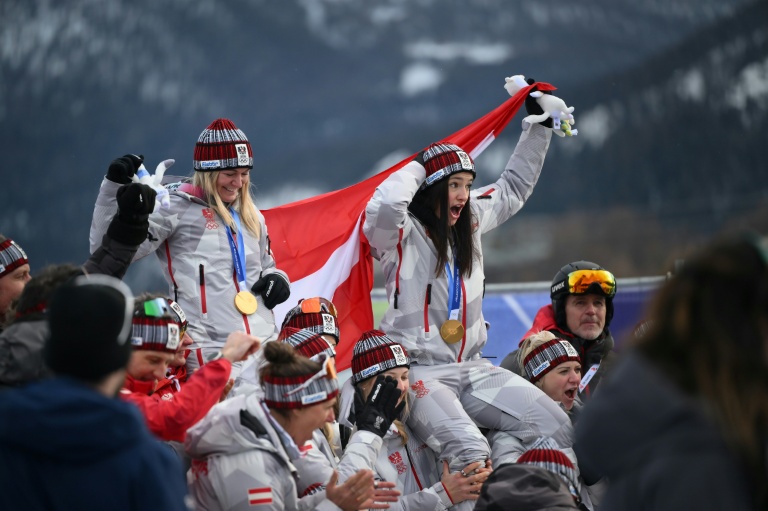 Les Autrichiennes Ariane Rädler et  Katharina Huber après leur sacre olympique en combiné par équipes le 10 février 2026 à Cortina
