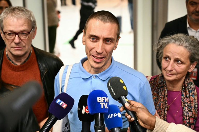 Camilo Castro, au centre, s'adresse à la presse à son arrivée à l'aéroport d'Orly, en région parisienne, le 16 novembre 2025
