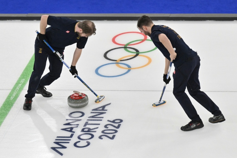 Les Suédois Rasmus Wranaa et Oskar Eriksson lors de leur match de poules du tournoi olympique de curling contre la Chine le 14 février 2026 à Cortina