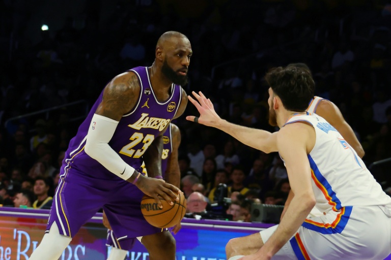 LeBron James (g.), l'ailier des Los Angeles Lakers, face à Chet Holmgren, le pivot du Thunder d'Oklahoma City, pendant une rencontre de NBA, à Los Angeles, le 9 février 2026