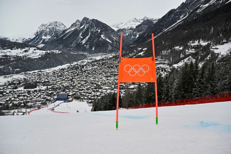 Les anneaux olympiques sont visibles sur une porte avant l'entraînement de la descente des Jeux olympiques, le 4 février 2026 à Bormio