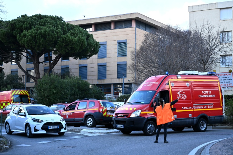 Les pompiers près de l'entrée du collège de La Guicharde, à Sanary-sur-Mer (Var) le 3 février 2026