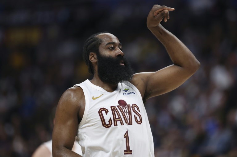 James Harden, le meneur des Cleveland Cavaliers, lors d'un match de NBA contre les Denver Nuggets, à Denver, le 9 février 2026