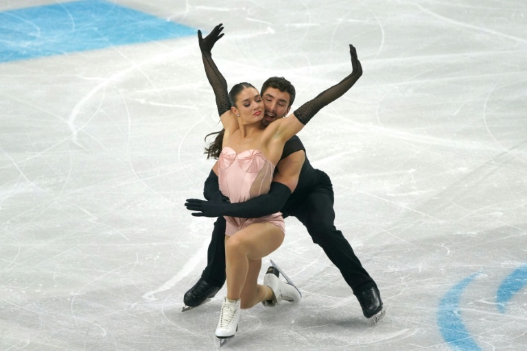 Le danseurs sur glace français Laurence Fournier Beaudry et Guillaume Cizeron, lors de la danse rythmique aux Championnats d'Europe, le 16 janvier 2026 à Sheffield