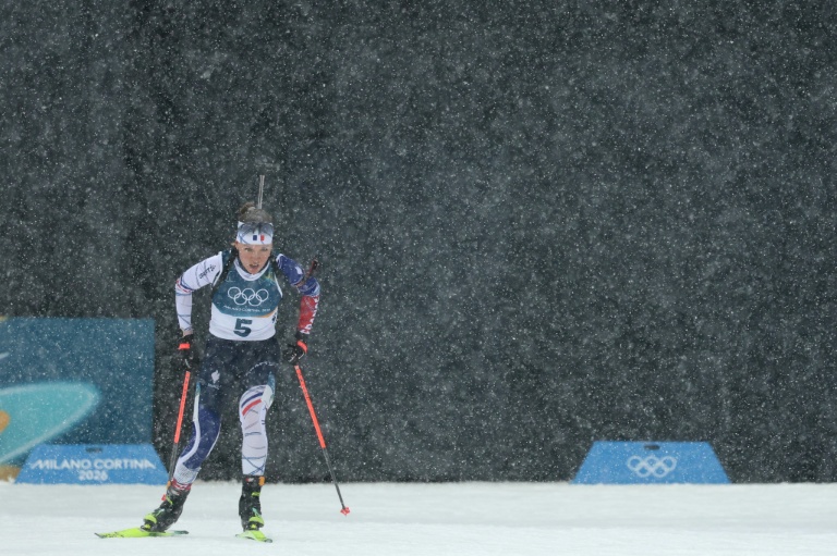 La biathlète française Océane Michelon, à l'arrivée de la mass start des JO de Milan Cortina, le 20 février 2026