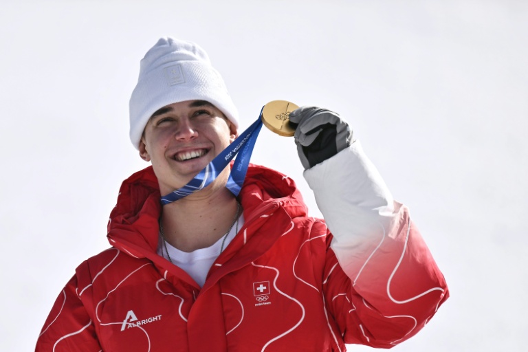Le Suisse Franjo von Allmen avec la médaille de champion olympique de la descente autour du cou le 7 février 2026 sur la Stelvio à Bormio
